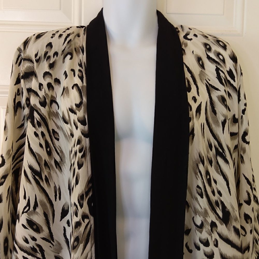 Caribe vintage black and charcoal gray animal print kimono with shoulder pads - Picture 2 of 10